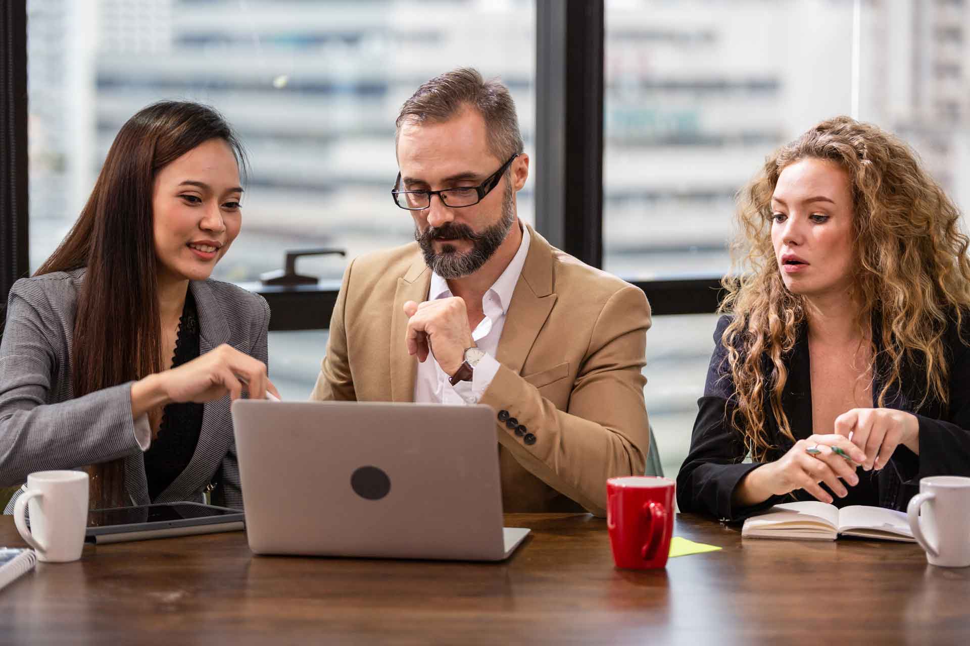 Strategia Comunicazione Digitale: come contenuti, SEO e psicologia guidano le scelte online